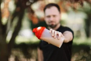 Jakie białko najlepsze? Kluczowe r&oacute;żnice między białkiem serwatkowym, roślinnym i wołowym