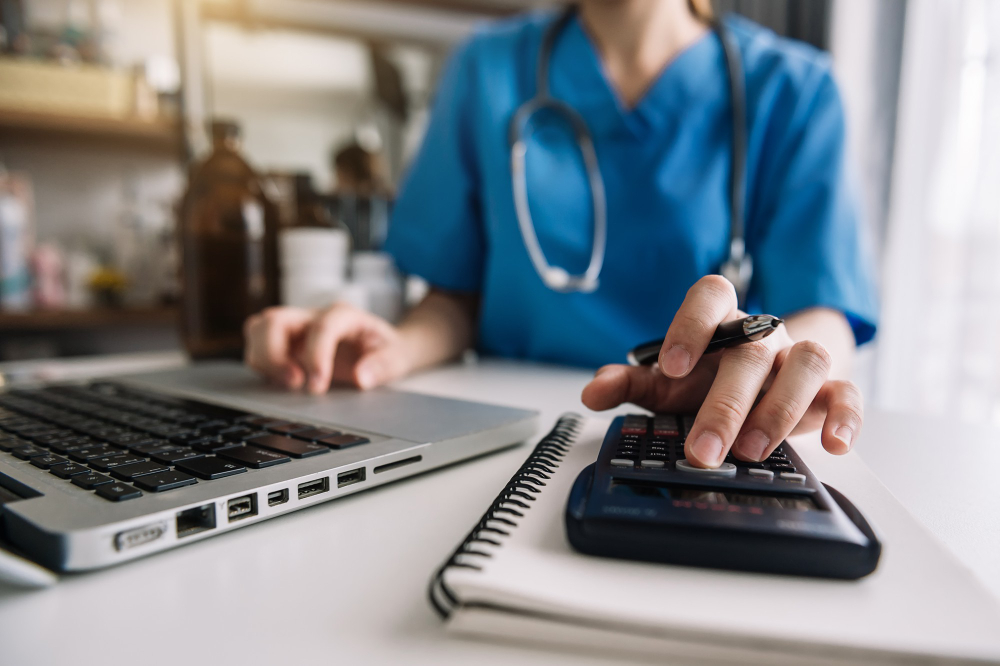 Kredyt dla pielęgniarki – kiedy może pomóc w realizacji codziennych potrzeb?