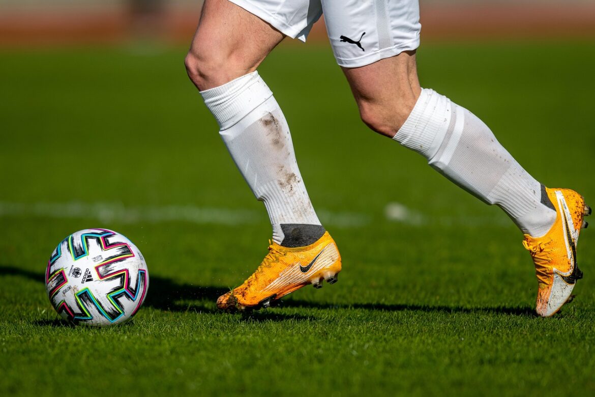 Gdzie oglądać mecze TOP 5 lig europejskich? Przewodnik po transmisjach (sezon 2025/2026)