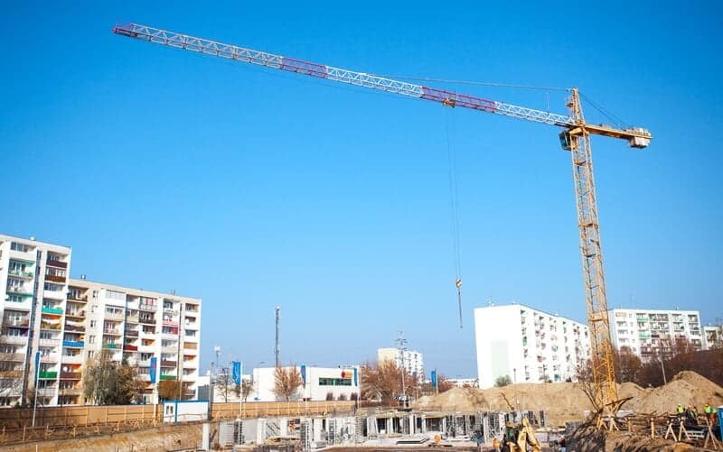 Żurawie wieżowe Liebherr w Warszawie — jak dobrać sprzęt do inwestycji?